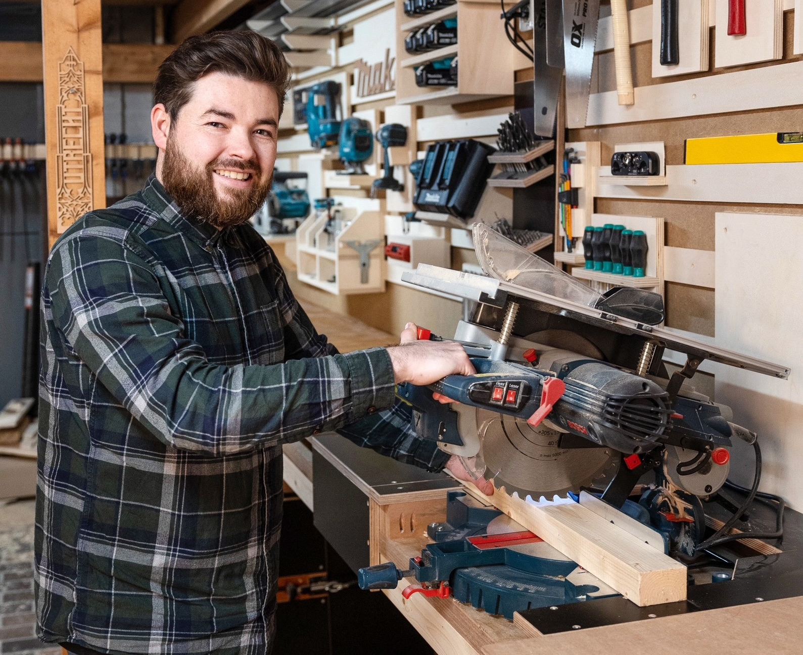 Ruben aan het werk met de afkortzaag